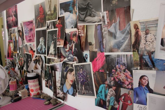 Wand voller Mode- und Portraitfotografien, kreativ gestaltet mit verschiedenen Farben.