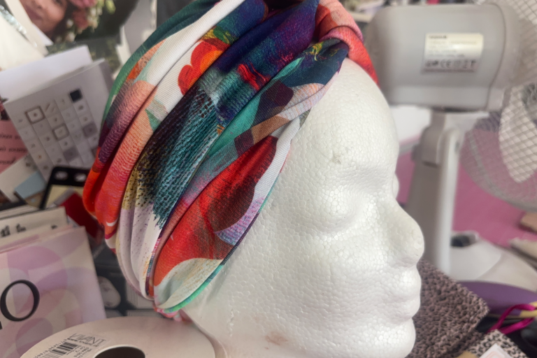 Buntes Haarband auf einer weißen Skulptur eines Kopfes.