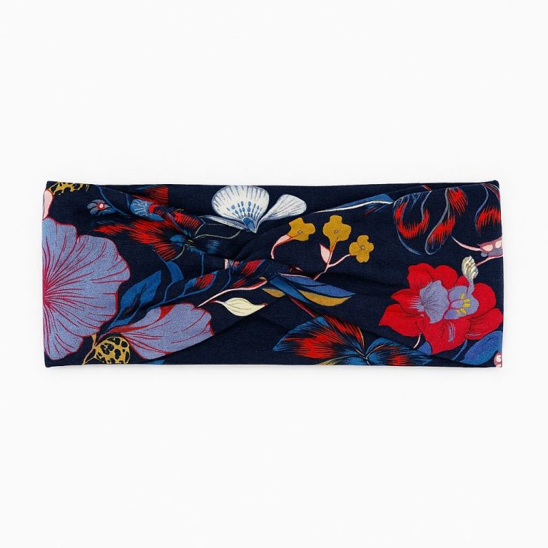 Haarband mit buntem Blumenmuster auf dunklem Hintergrund.